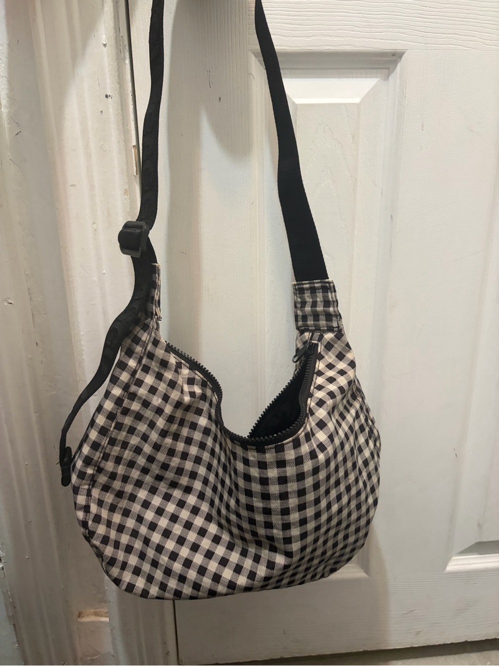BAGGU Medium Crescent Black and White Gingham Shoulder Bag